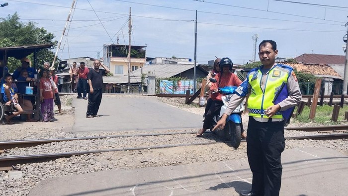 Perlintasan liar lokasi mobil tertemper KRL di Jalan Basmol, Kembangan, Jakarta Barat.