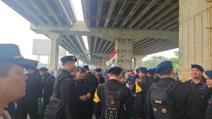 Personel Brimob Ikut Diturunkan Amankan Demo Buruh di Kabupaten Bekasi.