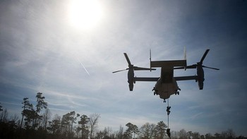 CV-22 dioperasikan oleh pilot dan co-pilot serta dua teknisi terbang. Kapasitas angkut personel dari pesawat ini adalah 24 personel jika dengan konfigurasi full-seat dan 32 personel jika bangku dilipat. Pesawat ini memiliki kapasitas maksimal 4,5 ton. Foto: Boeing
