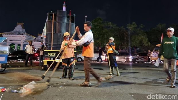 petugas dinas kebersihan gercep usai demo buruh bubar