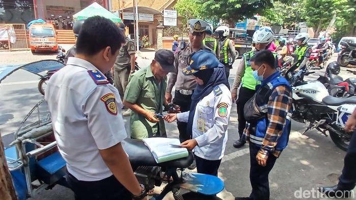 Petugas gabungan merazia bentor di Kota Pasuruan