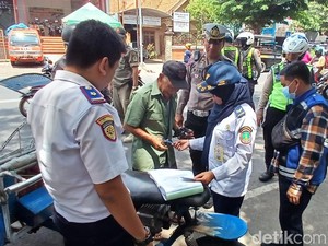Belasan Bentor yang Masuk ke Kota Pasuruan Diangkut Petugas Gabungan