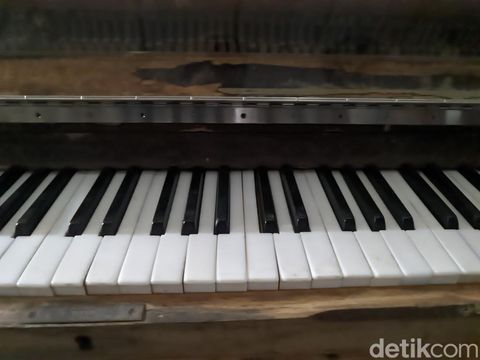 Piano peninggalan Belanda di Museum Glagah Wangi, Kabupaten Demak, Kamis (30/11/2023).