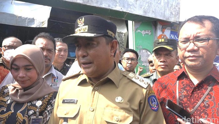 Pj Gubernur Sulsel Bahtiar Baharuddin saat melakukan sidak di Pasar Panakukkang, Makassar.