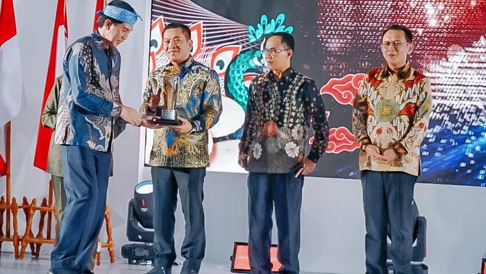 Plt Bupati Karawang Aep Syaepuloh saat menerima penghargaan dari BI Jawa Barat