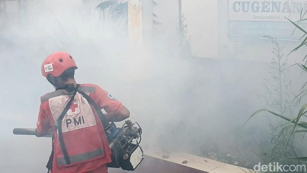 PMI saat melakukan fogging di tempat pengungsian korban gempa Cianjur