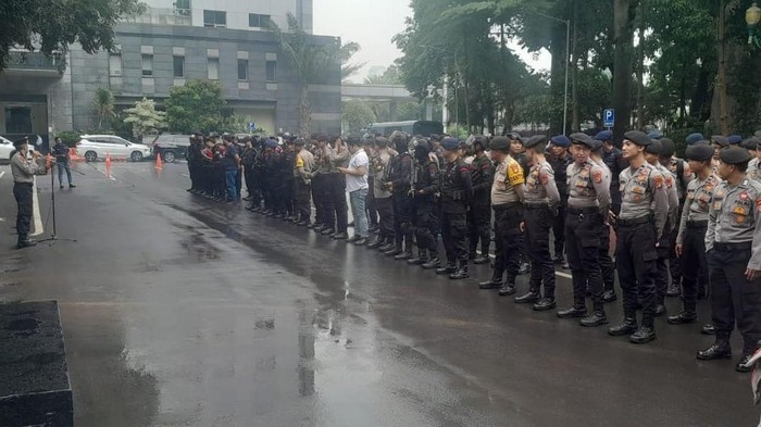 Polda Metro patroli skala besar di Jalan Sudirman hingga KPU