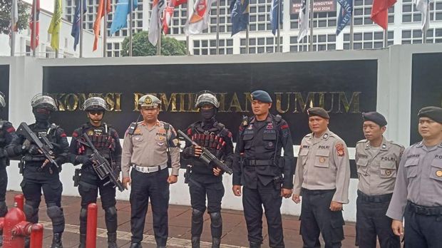 Polda Metro patroli skala besar di Jalan Sudirman hingga KPU