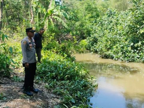 Polisi berupaya mencari anak yang dilaporkan hilang dari rumahnya di Desa Kalirandu, Kecamatan Petarukan, Kabupaten Pemalang, Kamis (30/11/2023).