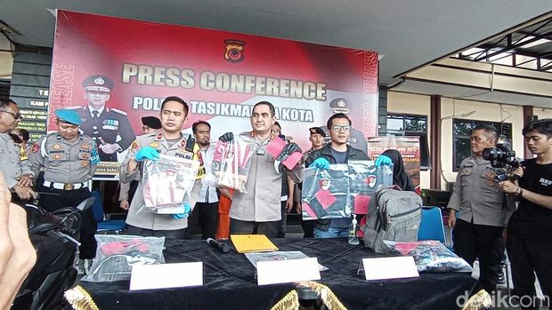 Polisi menunjukan barang bukti pelaku pembunuhan kekasih di Tasikmalaya.