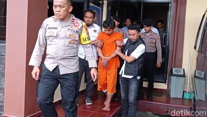 Polisi menunjukan barang bukti pelaku pembunuhan kekasih di Tasikmalaya.
