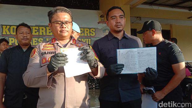 Polisi menunjukkan barang bukti penipuan modus seleksi Bintara Polri