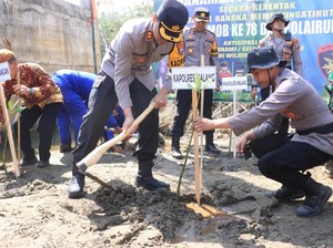 Polres Malang Tanam Bibit Mangrove di HUT Brimob dan Polairud