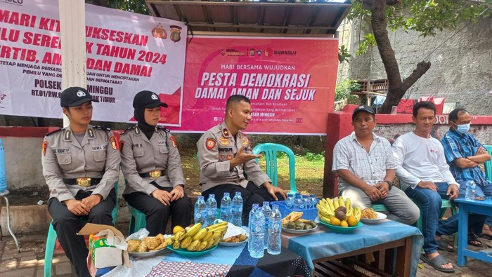 Polsek Pasar Minggu meminta warga melakukan Siskamling tak cuma malam hari tetapi juga siang hari