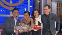 Chef Arnold sudah menjadi juri di acara MasterChef Indonesia sejak musim ke 3. Ia pun sangat dekat dengan juri chef lainnya. Ini salah satu momen saat chef Arnold dan chef Juna merayakan ulang tahun chef Renatta. Foto: Instagram @arnoldpo