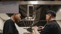 Terlepas dari perannya sebagai juri di MasterChef Indonesia, chef kelahiran 1988 itu juga punya sejumlah bisnis kuliner, mulai dari restoran hingga tempat makan gelato. Foto: Instagram @arnoldpo