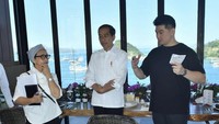 Adalagi momen saat chef Arnold Poernomo tampak seperti menjelaskan hidangan-hidangan untuk KTT ASEAN kepada ibu Retno dan pak Jokowi. Foto: Instagram @arnoldpo