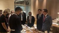 Chef Arnold Poernomo juga ikut serta dalam menyiapkan menu gala dinner KTT G20. Begini potretnya saat menu-menu sedang di cek pak Jokowi hingga Luhut Pandjaitan. Foto: Instagram @arnoldpo