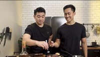 Bapak dua anak ini pun sering berkolaborasi bersama orang-orang terkenal. Salah satunya ini, saat chef Arnold masak steak bareng Dims The Meat Guy. Foto: Instagram @arnoldpo
