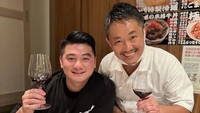 Serunya! Kali ini chef asal Surabaya itu menikmati pengalaman yakiniku di sebuah restoran Jepang. Di mejanya pun sudah ada potongan daging segar serta kimchi nih. Foto: Instagram @arnoldpo