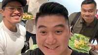 Chef berusia 35 tahun ini juga sempat tertangkap kamera sedang bersama Kaesang, yang hendak menikmati seporsi nasi bungkus daun hijau. Chef Arnold pun memberi keterangan, “Congrats @kaesangp.” Foto: Instagram @arnoldpo