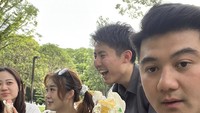 Kali ini suami Tiffany Joy itu bukan menyiapkan makanan, tetapi sedang makan fruit sando di taman Jepang bersama Livy Renata dan Tomo. Seru ya? Foto: Instagram @arnoldpo