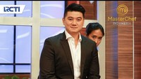 Chef Arnold banyak dibicarakan setelah memberi komentar terkait isu kecurangan di acara MasterChef Indonesia 11. Sayangnya, komentar chef Arnold justru menimbulkan kecaman. Foto: Instagram @arnoldpo