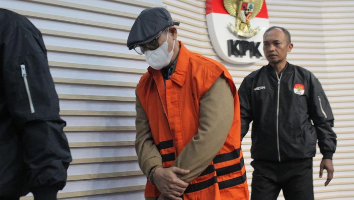 Tersangka Hakim Agung (nonaktif) Gazalba Saleh (kiri) dikawal menuju ruang konferensi pers terkait penetapan dan penahanan tersangka di Gedung Merah Putih KPK, Jakarta, Kamis (30/11/2023). Gazalba Saleh  yang sebelumnya divonis bebas karena tidak terbukti bersalah dalam perkara suap pengurusan perkara kasasi di Mahkamah Agung, kembali ditahan dalam dugaan menerima gratifikasi dan Tindak Pidana Pencucian Uang (TPPU) atas sejumlah perkara yang ditangnainya di MA pada periode 2018 - 2022 dengan nilai mencapai Rp15 Miliyar, yang telah berubah menjadi berbagai aset Rumah, Tanah dan Mata Uang Asing. ANTARA FOTO/Reno Esnir/YU