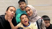 Nanti kita kesini ya ayah sama anak-anak juga, sesering mungkin, karena tanpa dimintapun Allah tahu nama ayah dan anak-anak selalu ada dalam hati bunda, semoga Allah Ta’ala bahagiakan dan satukan kita bukan hanya di dunia saja, tapi juga di akherat, tulisnya dalam Instagram miliknya. Foto: Instagram: @ennolerian_