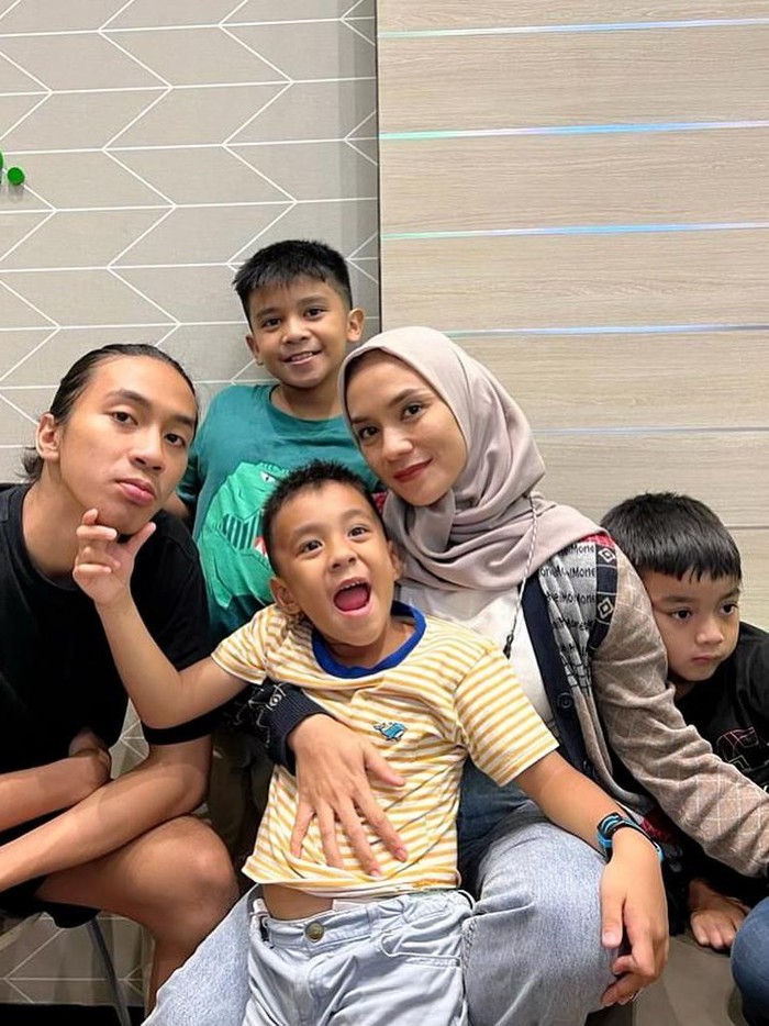 Potret Keempat Putra Enno Lerian Potret Keempat Putra Enno Lerian