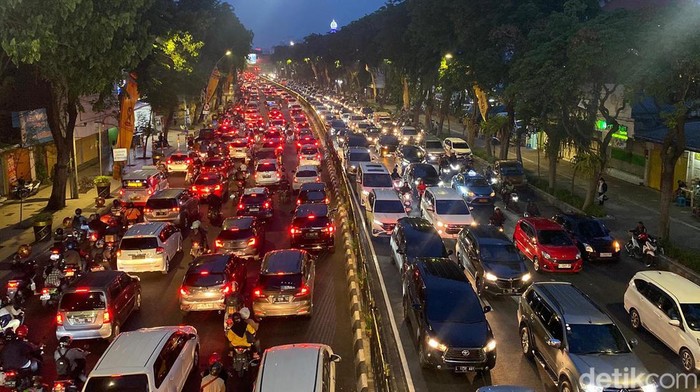 Potret kemacetan di Jalan Surabaya Potret kemacetan di Jalan Surabaya