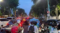Di Jalan Panglima Sudirman, pengendara roda dua tampak berusaha berjalan menyelid di antara sela-sela mobil. Hingga Kamis malam, buruh masih bertahan di depan kantor Gubernur Jatim di Jalan Pahlawan.