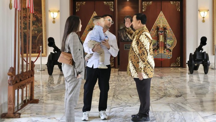 Prabowo saat bertemu keluarga Raffi Ahmad di Kemenhan