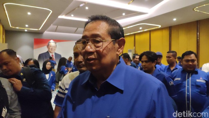 Presiden ke-6 RI juga Ketua Majelis Tinggi Partai Demokrat, Susilo Bambang Yudhoyono (SBY) bertemu kader partainya di Restoran Aroem, Semarang, Kamis (30/11/2023) malam.