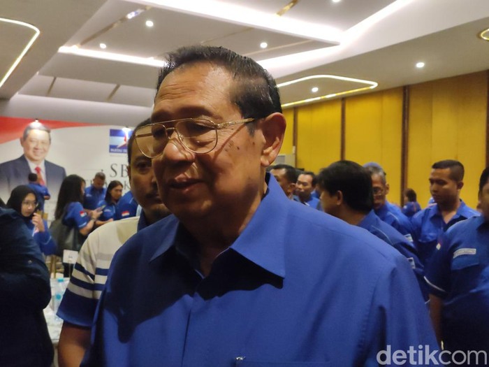 Presiden ke-6 RI juga Ketua Majelis Tinggi Partai Demokrat, Susilo Bambang Yudhoyono (SBY) bertemu kader partainya di Restoran Aroem, Semarang, Kamis (30/11/2023) malam.