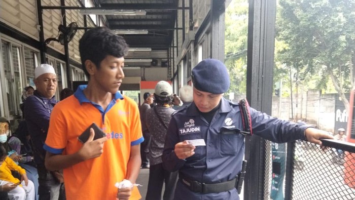Pria yang diduga hendak melakukan onani di TransJakarta itu diamankan di halte (Dok. TransJakarta)