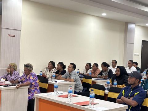 Prodi Akuntansi Fakultas Ekonomika dan Bisnis UGM dan Dinas Perdagangan Koperasi Usaha Kecil dan Menengah Pemkab Keerom, Papua, mengadakan pelatihan literasi keuangan berbasis teknologi digital khusus untuk UMKM Orang Asli Papua (OAP) dari Keerom. Diunggah Kamis (30/11/2023).