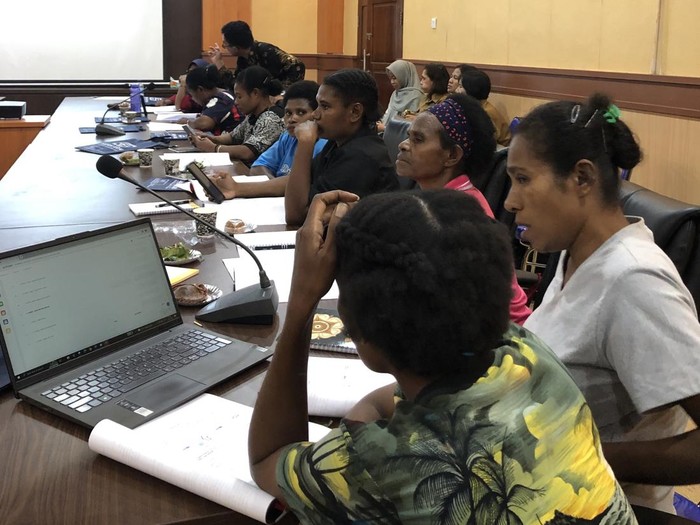 Prodi Akuntansi Fakultas Ekonomika dan Bisnis UGM dan Dinas Perdagangan Koperasi Usaha Kecil dan Menengah Pemkab Keerom, Papua, mengadakan pelatihan literasi keuangan berbasis teknologi digital khusus untuk UMKM Orang Asli Papua (OAP) dari Keerom. Diunggah Kamis (30/11/2023).