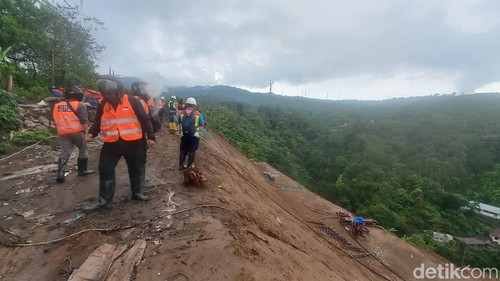 Asisten Manager Proyek Charles L Samara saat menunjukan progres pembangunan shortcut titik 7D dan 7E, Kamis (30/11/2023).