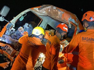 Minibus Hantam Truk di Kulon Progo, 1 Orang Tewas Terjepit