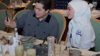 Terakhir ada momen kebersamaan Putri Zulhas saat bersama dengan Erick Thohir. Mereka tengah asyik kulineran di kedai kopitiam modern. Foto: Instagram @putri_zulhas