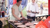 Kalau yang satu ini adalah momen Putri Zulhas saat mencicipi Rojo Sambal, bisnis kuliner milik Raffi Nagita yang terkenal enak. Foto: Instagram @putri_zulhas