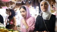 Dalam momennya, juga ada keseruan Putri Zulhas dan Nagita Slavina saat belanja di pasar tradisional. Begini pose mereka saat tengah menawar harga. Foto: Instagram @putri_zulhas