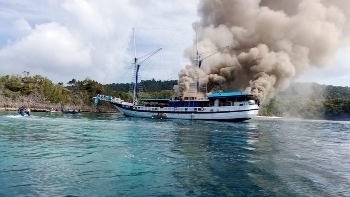 Kapal Pesiar KLM Indo Siren yang membawa 15 turis asing terbakar di Perairan Kabupaten Raja Ampat, Papua Barat Daya.