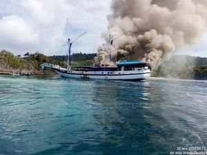 Kapal Pesiar Terbakar di Raja Ampat, 15 Turis Asing Selamat