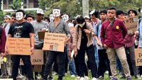 Ratusan mahasiswa hadir dengan membawa poster penolakan politik dinasti sekaligus penolakan terhadap pelanggaran HAM. 