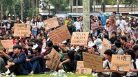 Mimbar bebas dihadiri oleh dosen dari berbagai kampus, budayawan, seniman dan tokoh masyarakat. 
