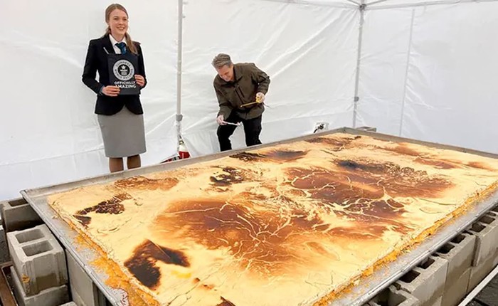Roti panggang isi keju dengan berat hampir 190 kilogram meraih rekor dunia dari Guinness World Records
