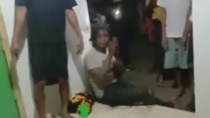 Residivis maling motor yang dimassa warga saat menyelinap mengecek rumah istri sirinya yang dia duga selingkuh.