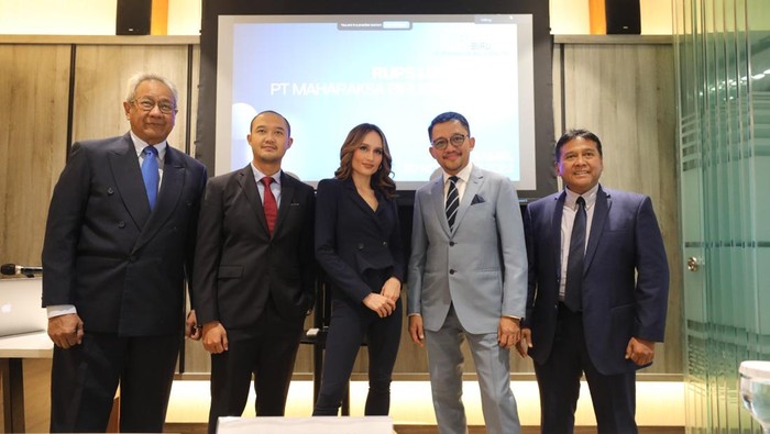 (Ki-ka) Direktur PT Maharaksa Biru Energi Tbk (OASA) Tri Widjajanto Joedosastro, Direktur OASA Cendy Hadiputranto, Komisaris OASA Cinta Laura Kiehl, Direktur Utama OASA Bobby Gafur Umar, dan Komisaris Utama OASA Hariyadi BS Sukamdani